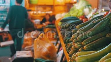 展示蔬菜。 食品市场上的蔬菜柜台。